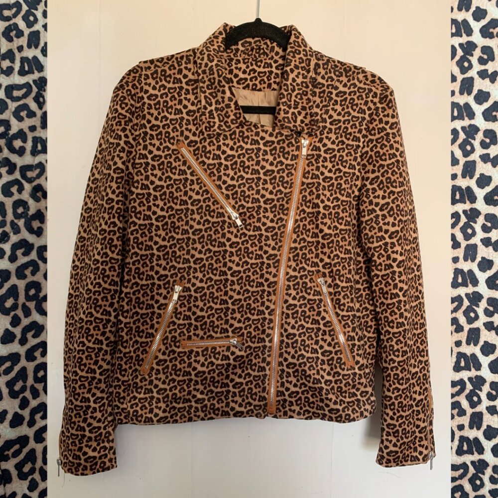 Heavy and soft modern leopard print zip up blazer size M/L